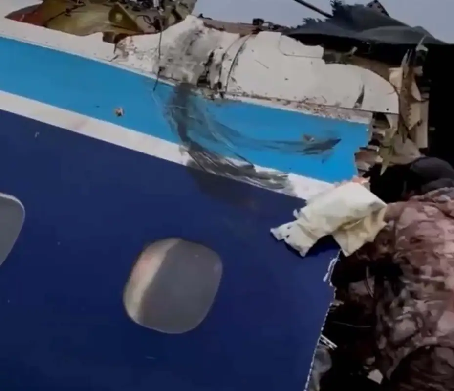 Двое граждан Кыргызстана выжили после крушения самолета в Актау