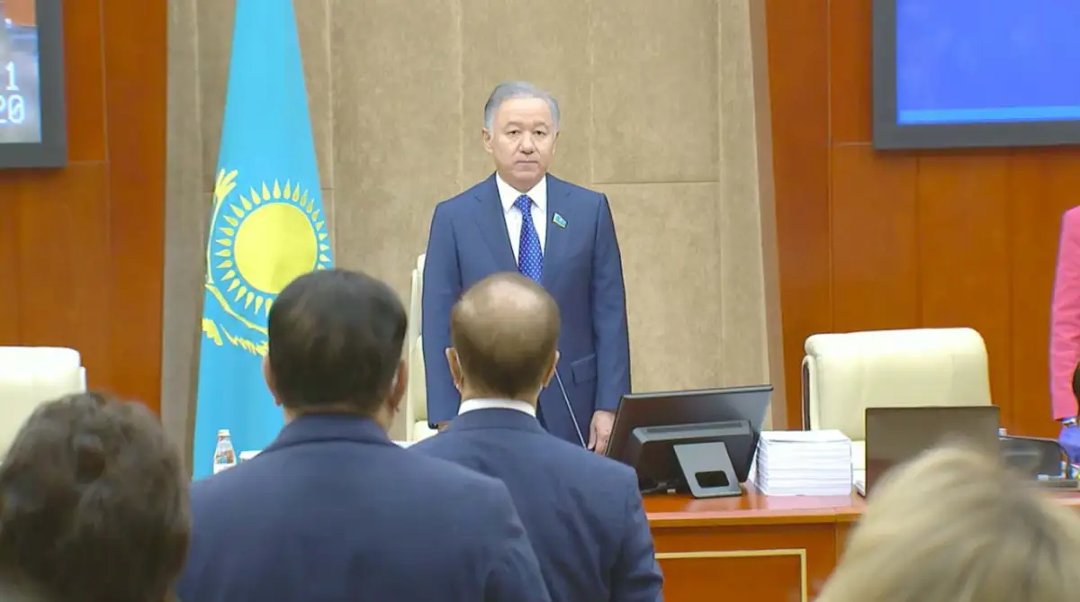 Депутаты Мажилиса почтили минутой молчания память Глеба Щегельского