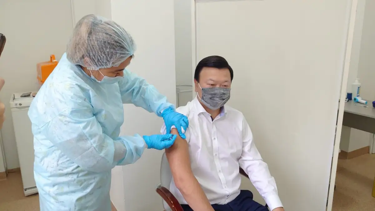 Глава Минздрава РК сделал прививку от гриппа и отметил эффект - фото