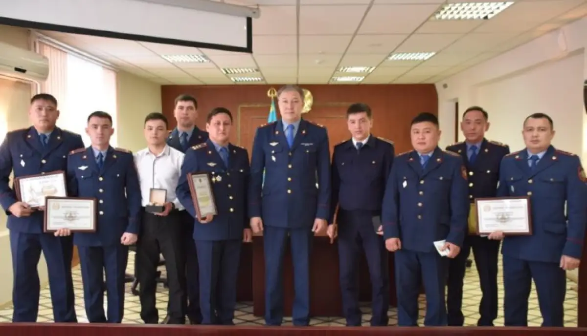 В Караганде полицейским вручили денежные премии за спасение людей во время буранов 