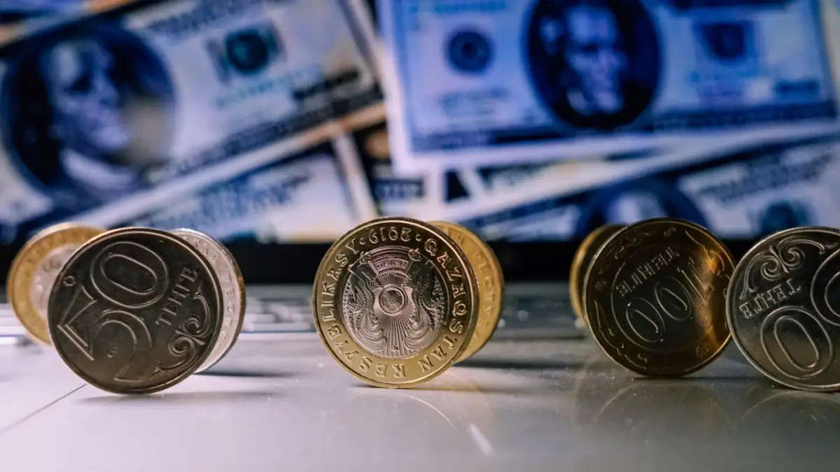 Курс доллара на утренних торгах составил 388,65 тенге