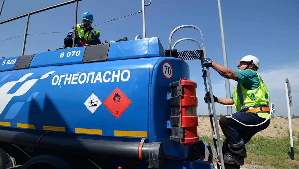 Казахстан будет продлевать запрет на вывоз бензина автотранспортом