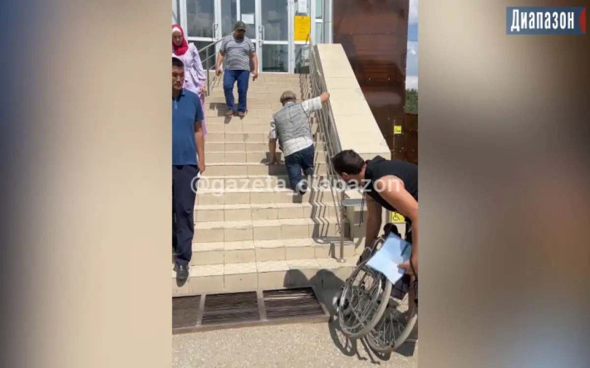 В Актобе мужчине-инвалиду пришлось подниматься в ЦОН на коленях 
