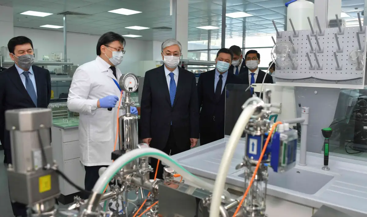 Токаеву показали тест-систему для выявления COVID19 в лаборатории