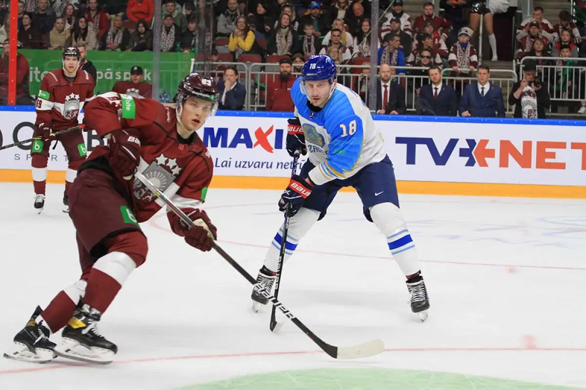 Сборная Казахстана снова пропустила пять шайб в матче с Латвией