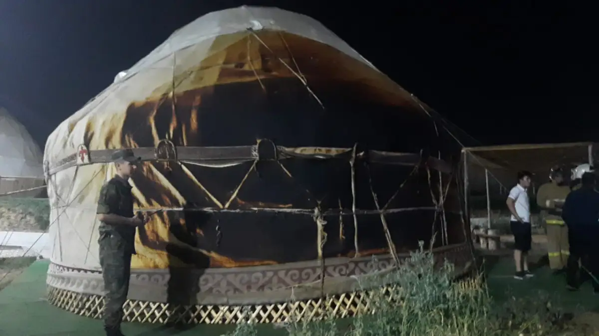 В Шымкенте ночью горел строящийся этноаул - фото