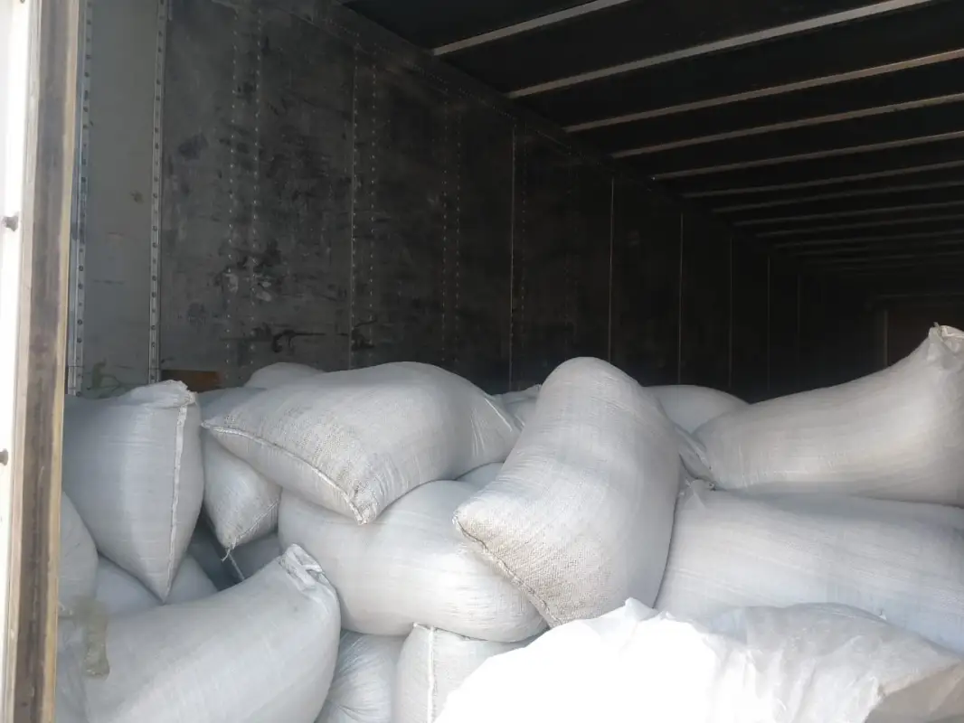 В Усть-Каменогорске работники украли у своей фирмы 80 мешков птичьего корма - фото