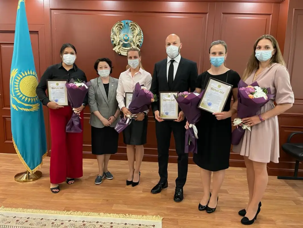 Боксёрши выбрали элегантные наряды на встречу с главой Минкультуры и спорта РК