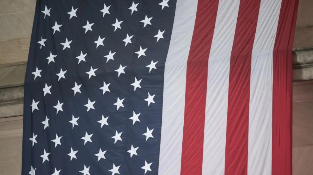 В США выплатят американцам по 1 тысяче долларов