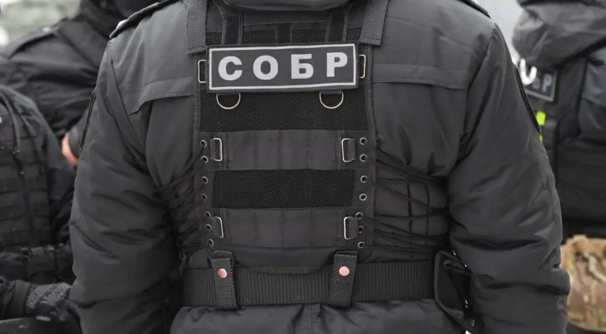 Подозреваемого педофила в Сатпаеве переодели в форму бойца СОБР