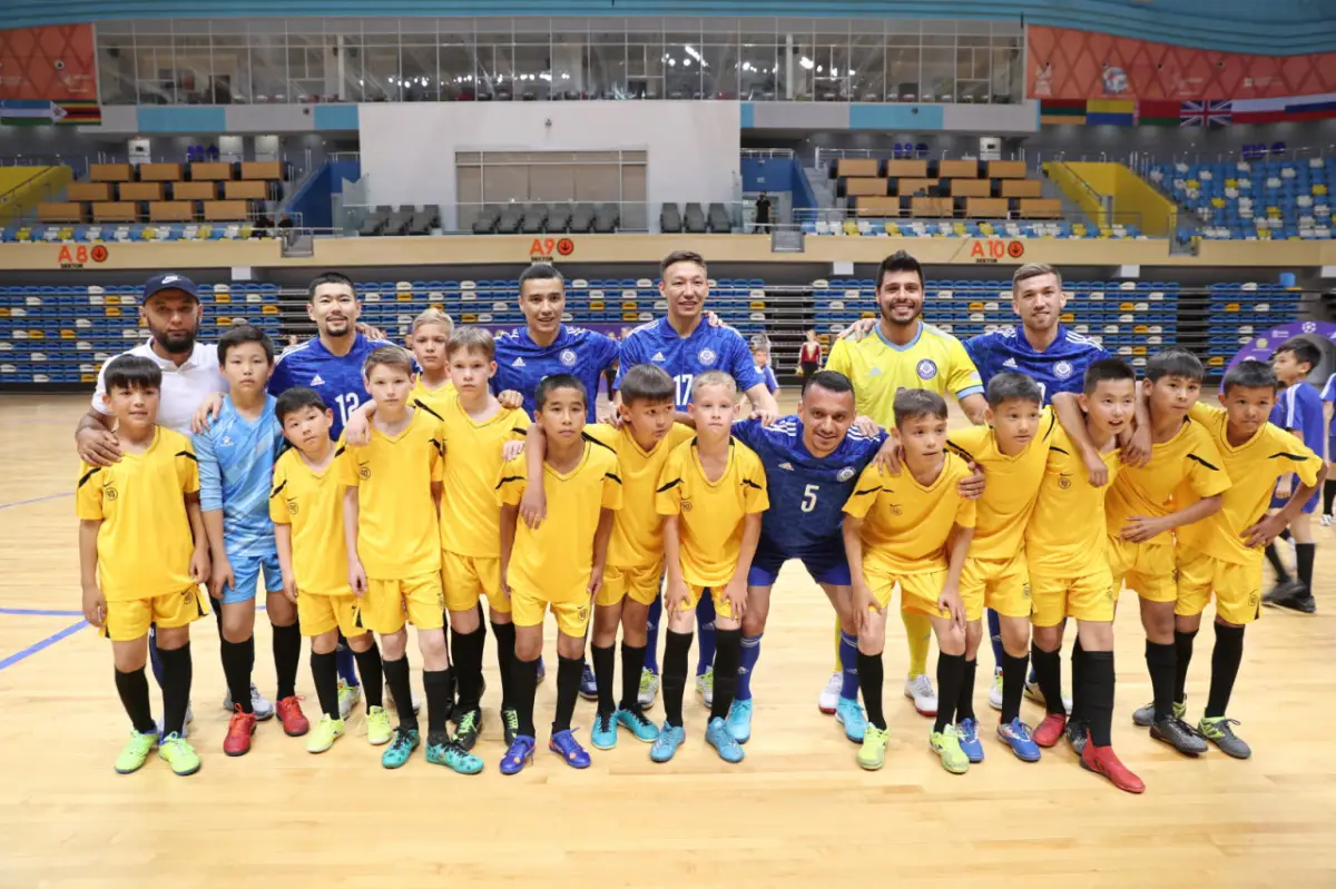 Сборная Казахстана по футзалу сыграла с детьми 