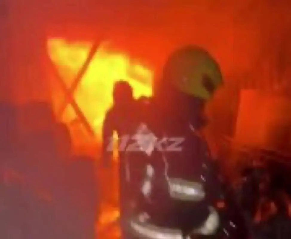 Спасатели МЧС ликвидировали пожар на складах в Алматы 