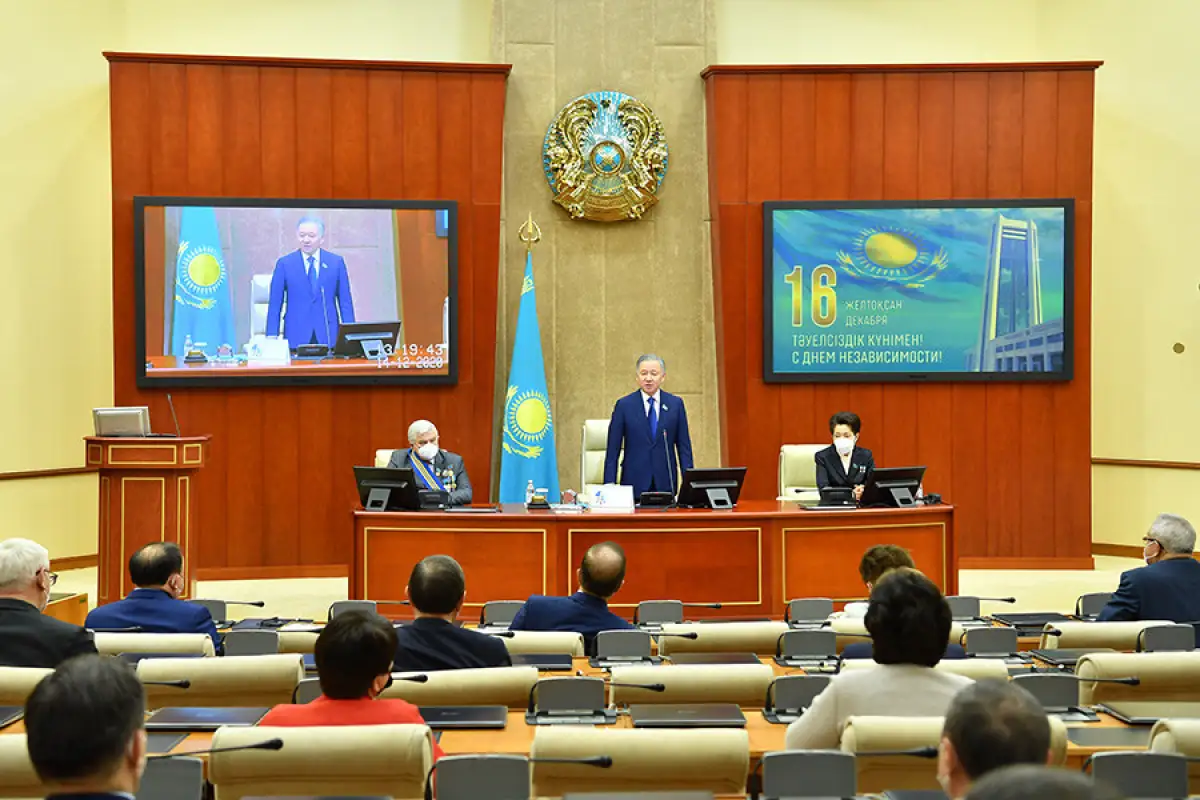 Нурлан Нигматулин вручил госнаграды депутатам Мажилиса