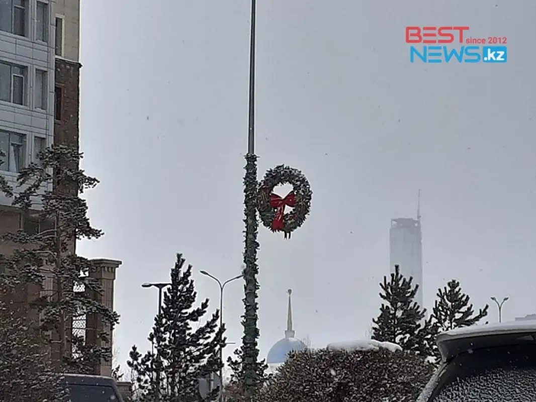Одну из улиц Нур-Султана украсили новогодними венками