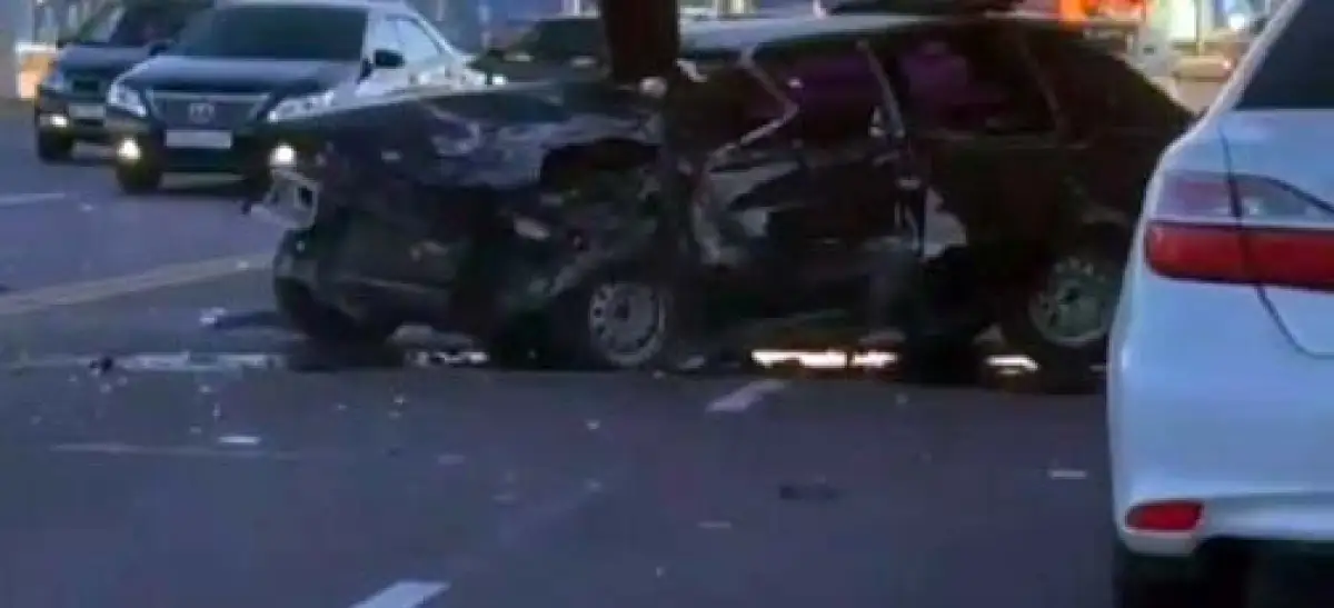 Повезло: после ДТП в Нур-Султане машины всмятку, но водители остались живы – видео