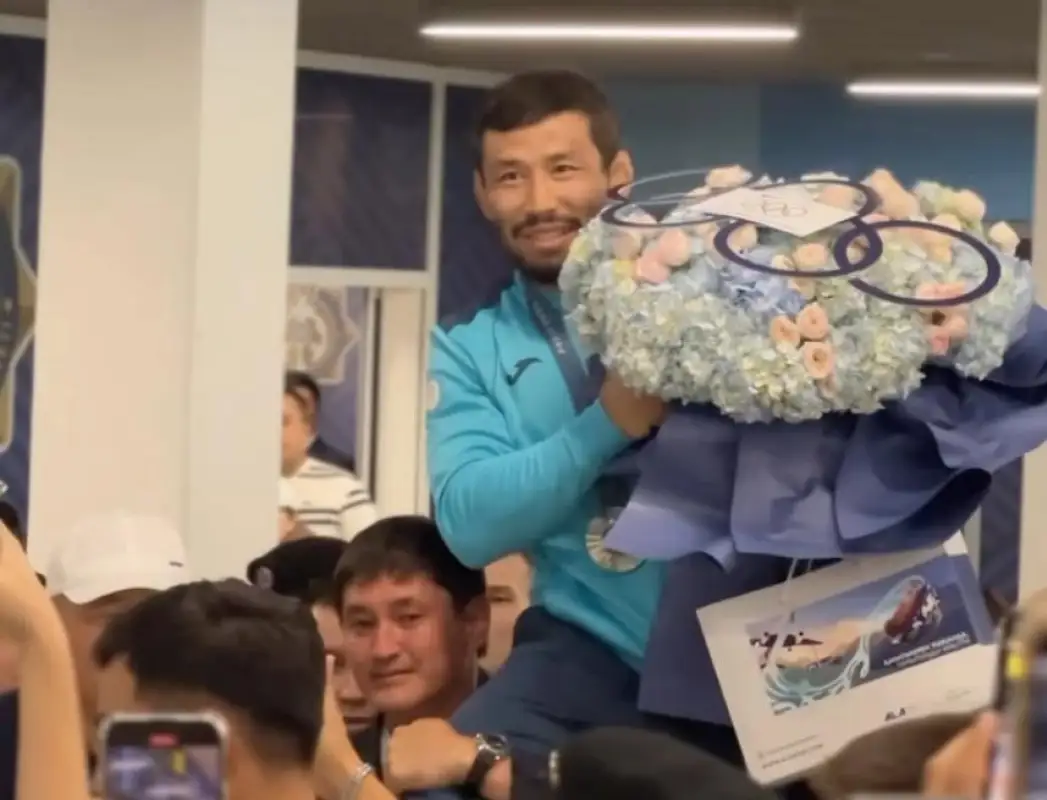 Борца Демеу Жадраева встретили дома