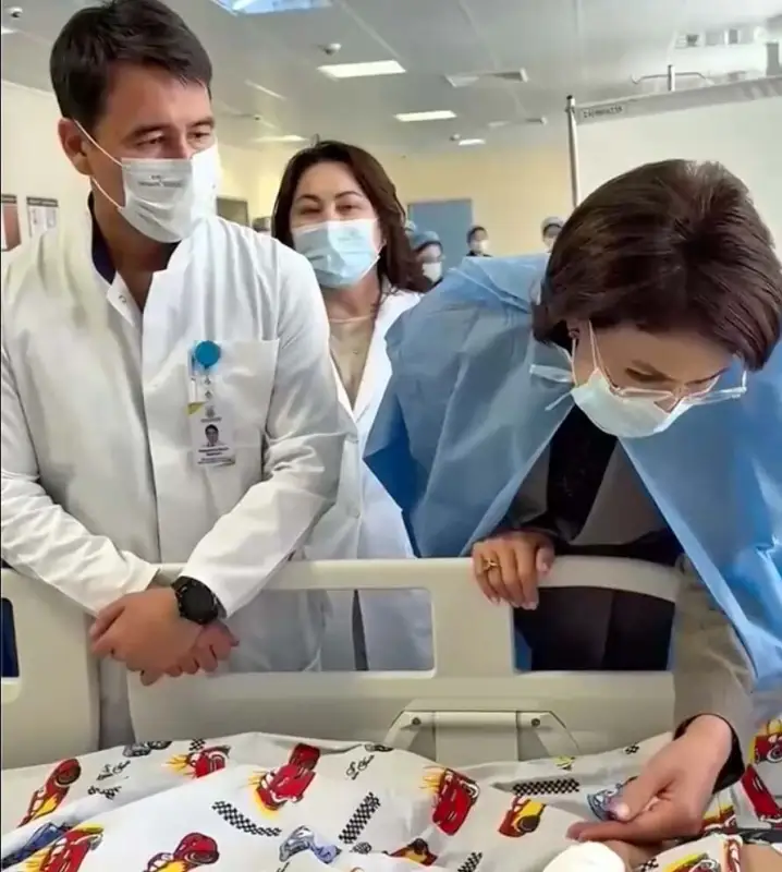 Трогательно: Акмарал Альназарова навестила детей, пострадавших в ДТП