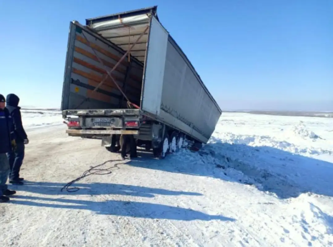 На трассе «Усть-Каменогорск – Семей» грузовик сдуло ветром в кювет - фото