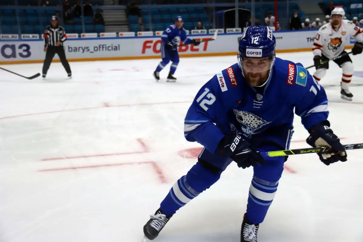 Почему игроки Барыса срывают атаки и убегают на скамейку - ответ Михайлиса