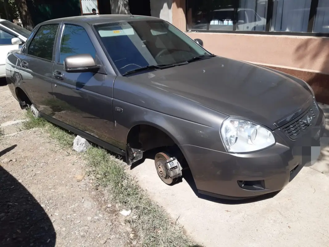 В Туркестанской области «обули» Lada, подозреваемый задержан