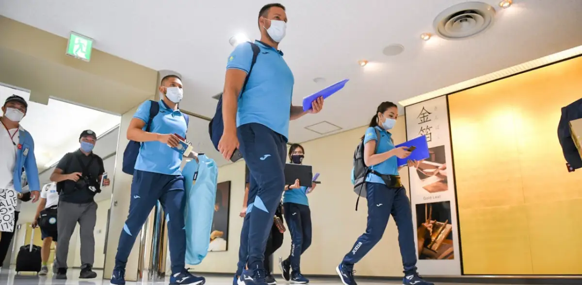 Олимпийцы Казахстана сдали ПЦР-тесты после прибытия в Токио