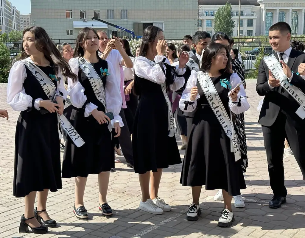 В школах Казахстана прозвенел последний звонок