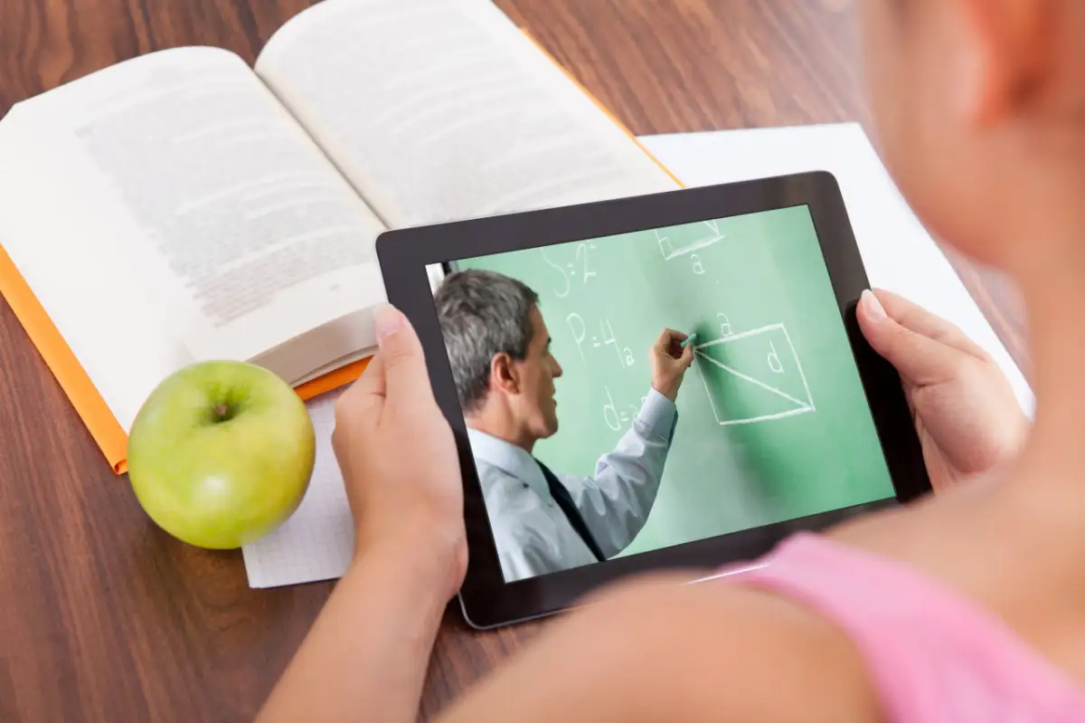 В Нур-Султане школьников и студентов снова переводят на «дистанционку»