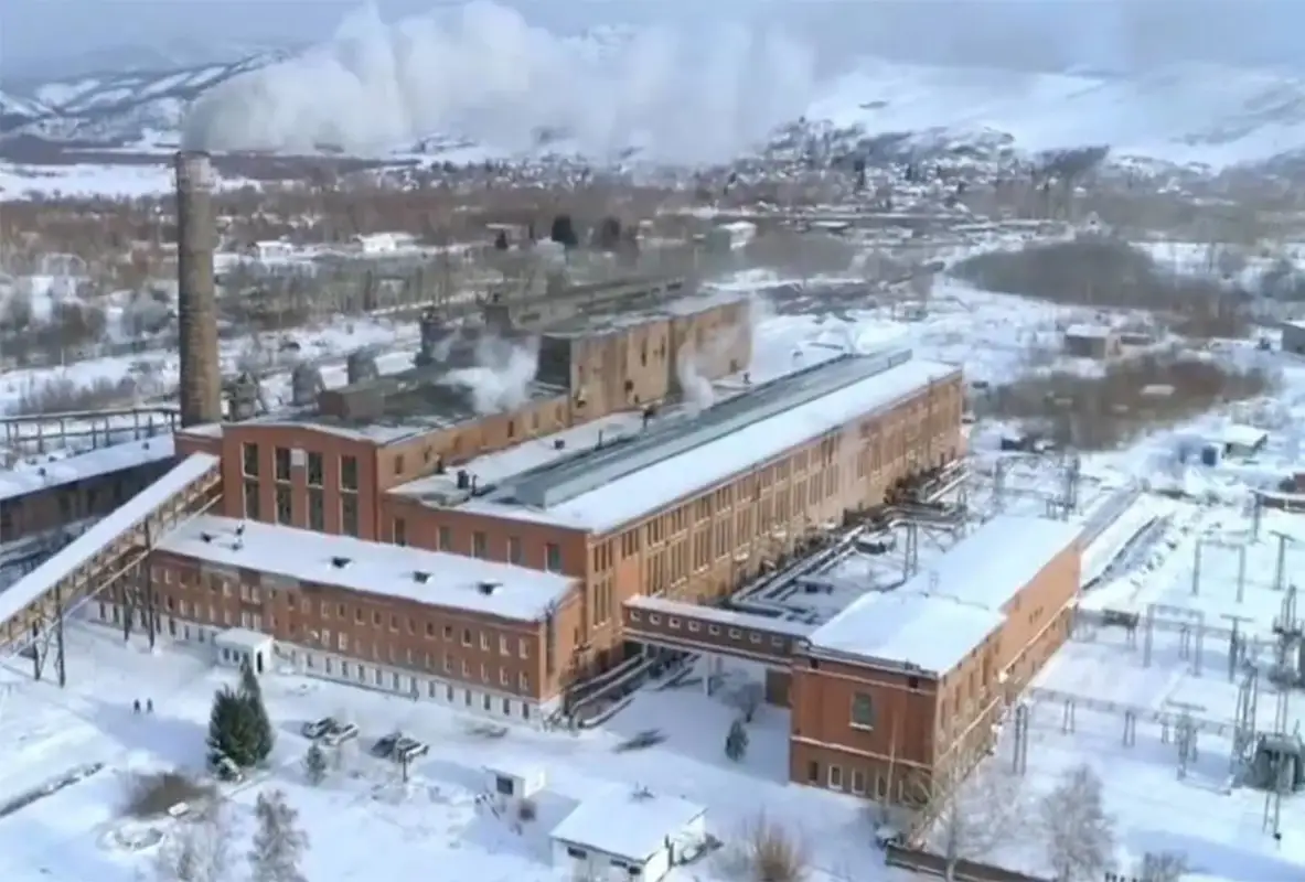 «Взломали крышу и разносили уголь вручную»: аким ВКО рассказал о ситуации после пожара на ТЭЦ в Риддере