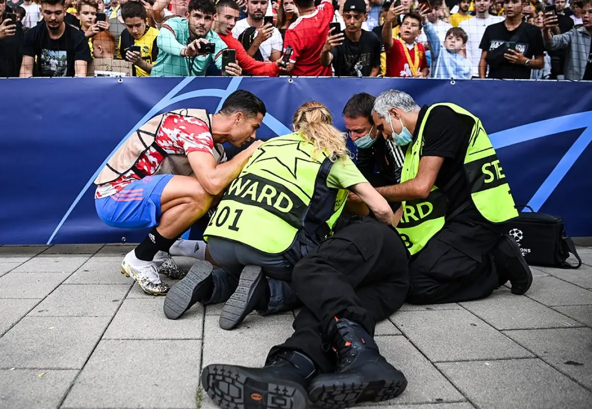 Роналду попал мячом в женщину-стюарда и подарил ей футболку