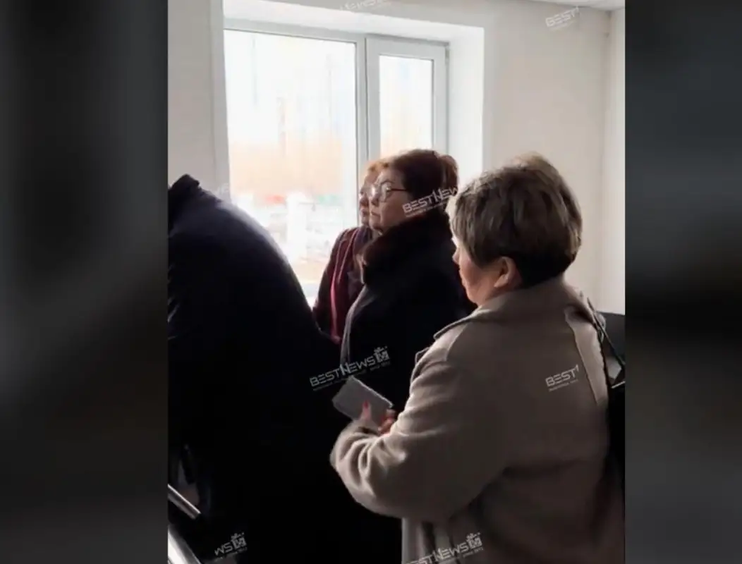 Как адвокат и мать Бишимбаева зашли в суд