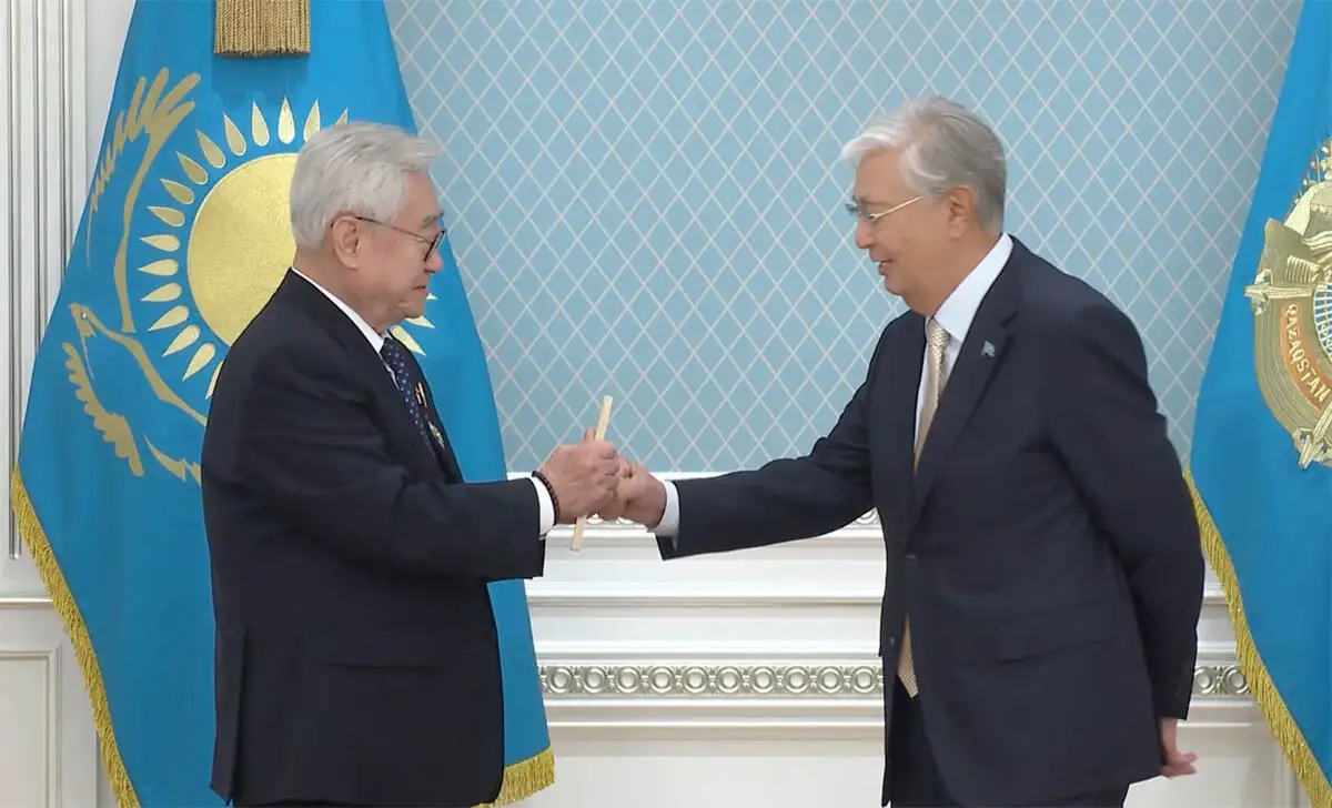 Президент Казахстана разбил доску в стиле таеквондо