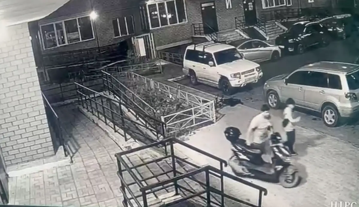 В Астане подростки спокойно угнали мопед и автомобиль