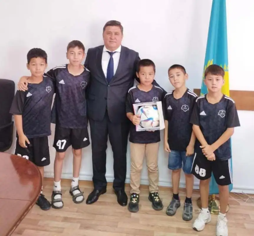 Асхат Оралов поблагодарил 11-летнего школьника, убиравшего трибуны после матча в Уральске