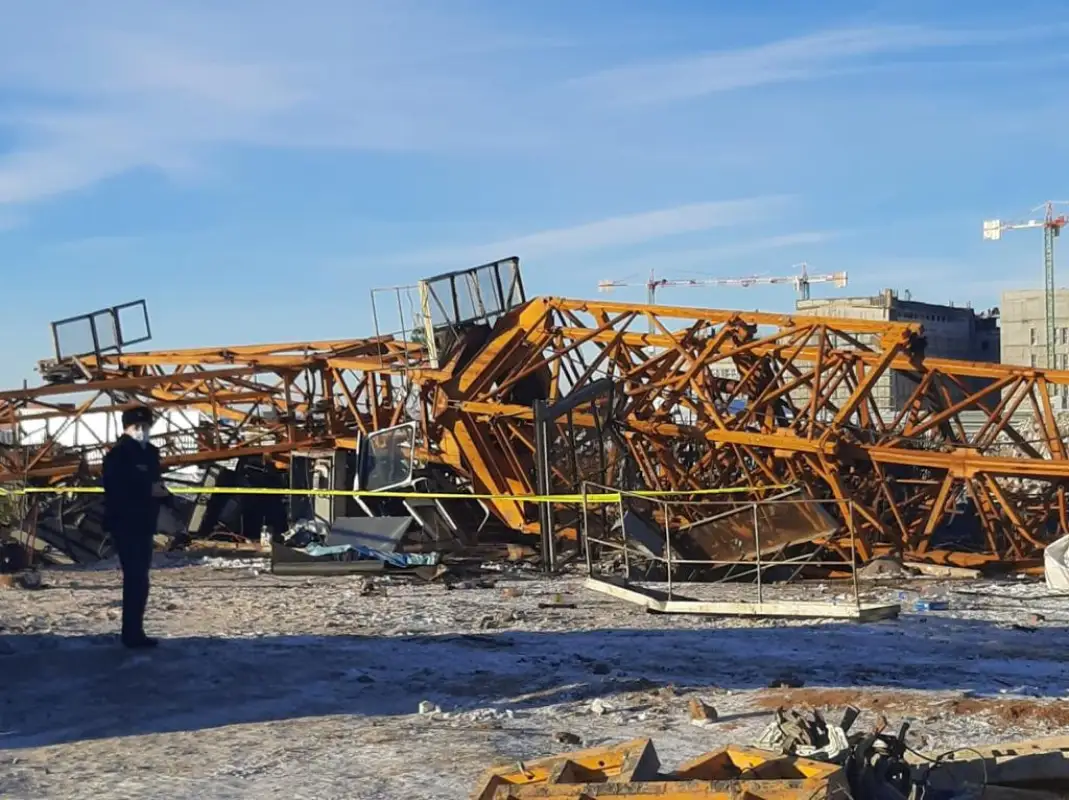 В Нур-Султане на стройплощадке упал башенный кран, погиб крановщик - фото 