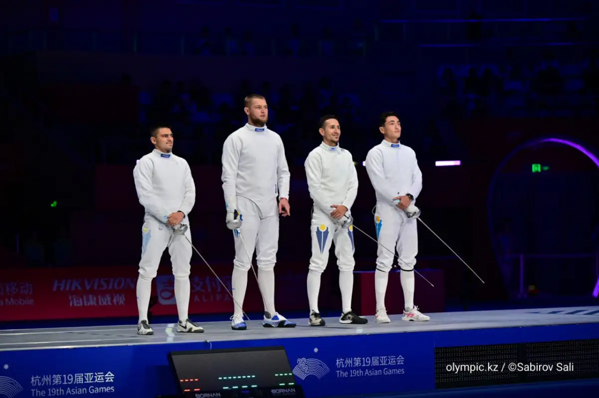 Мужская команда Казахстана по фехтованию на шпаге борется за олимпийскую лицензию