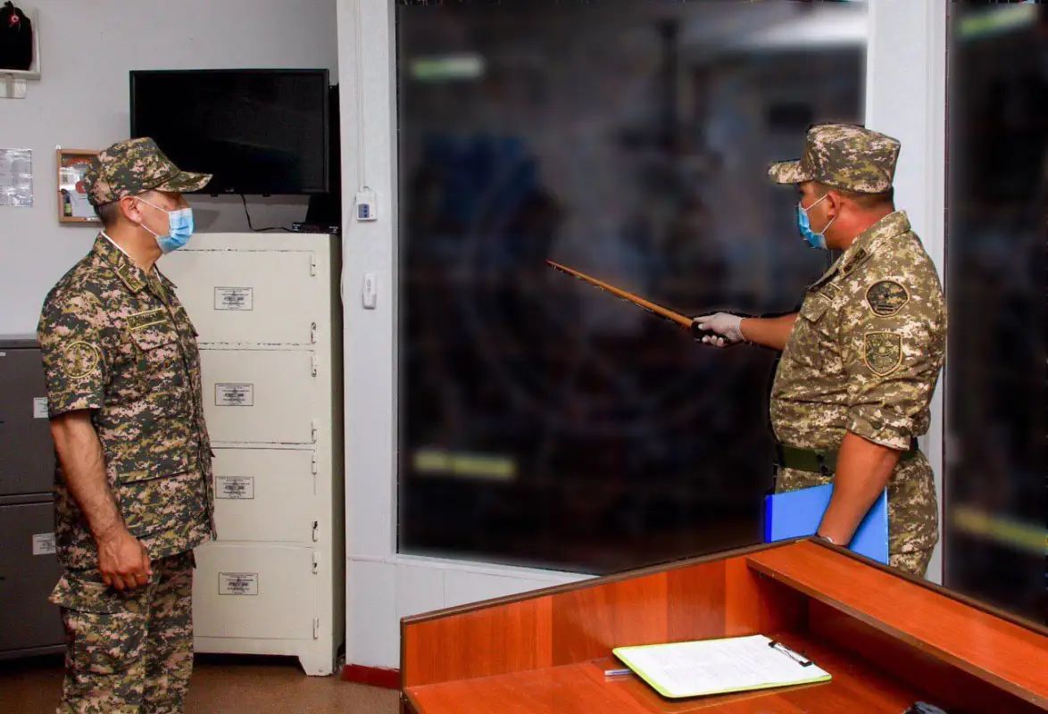 Министру обороны Казахстана показали противодронное ружье