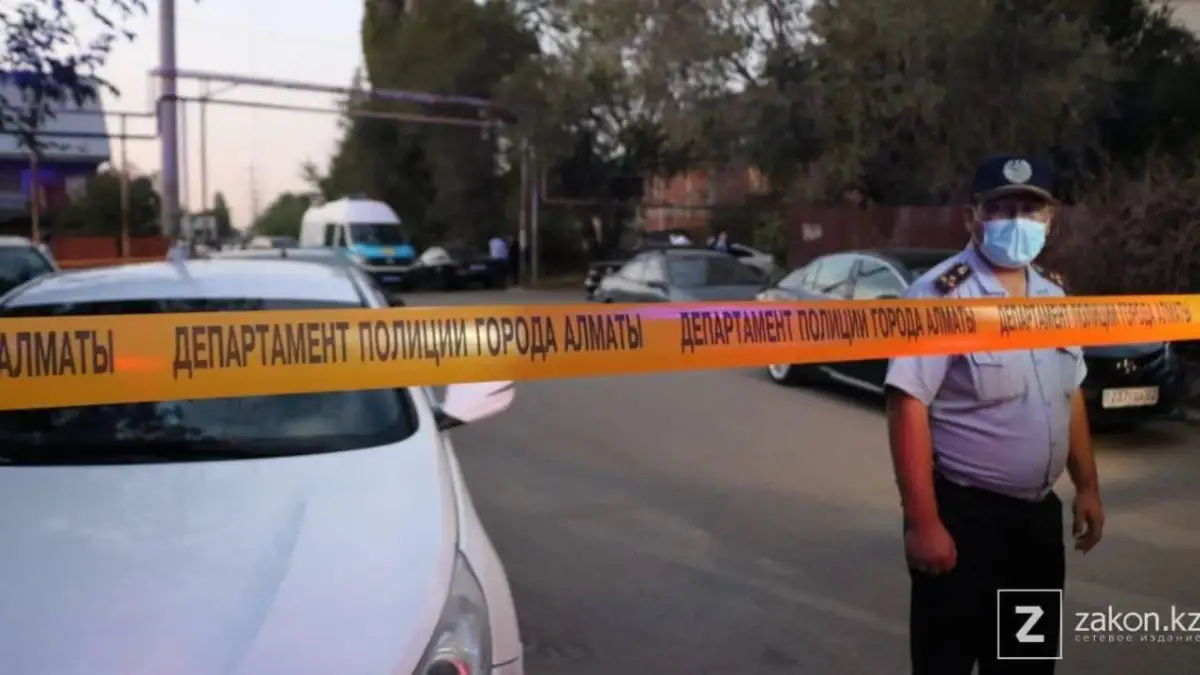 Стрельба в Алматы: оцепление полиции возле дома еще не снято