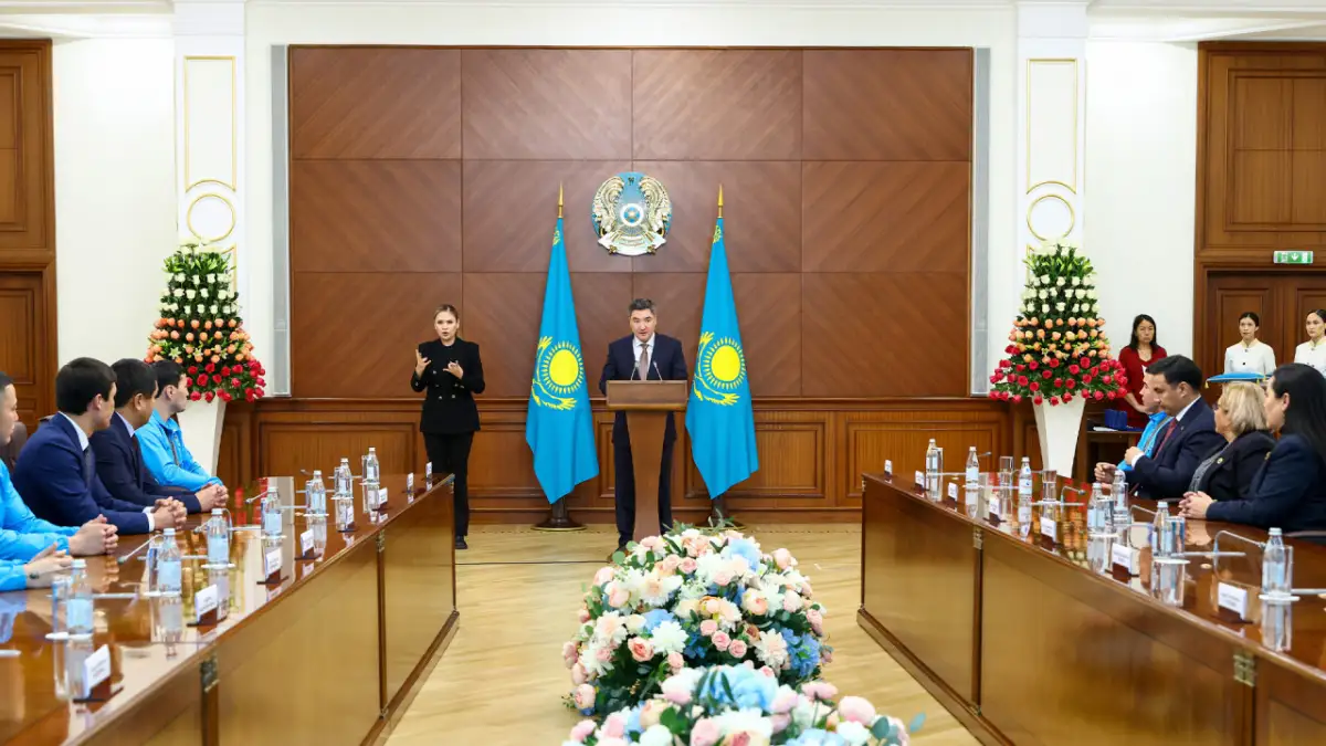 От имени Президента Олжас Бектенов вручил госнаграды призерам и тренерам XXV летних Сурдлимпийских игр