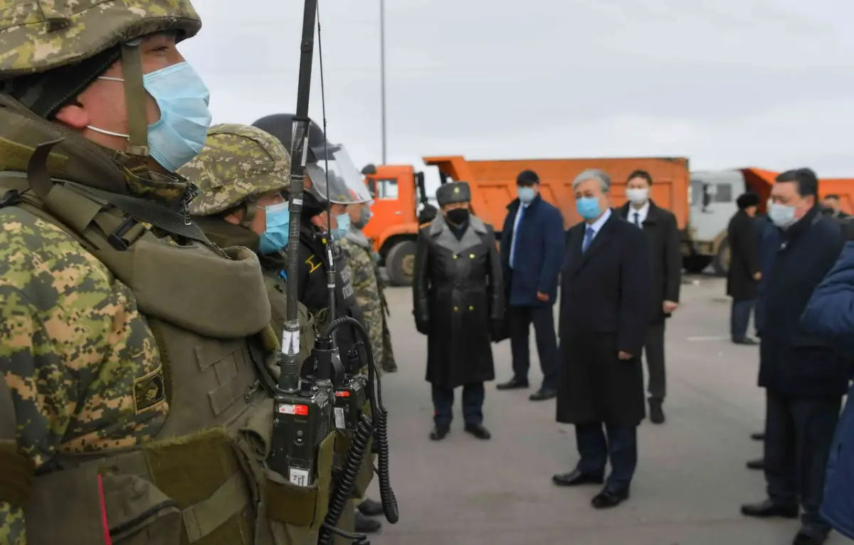 Члены правительства в масках 