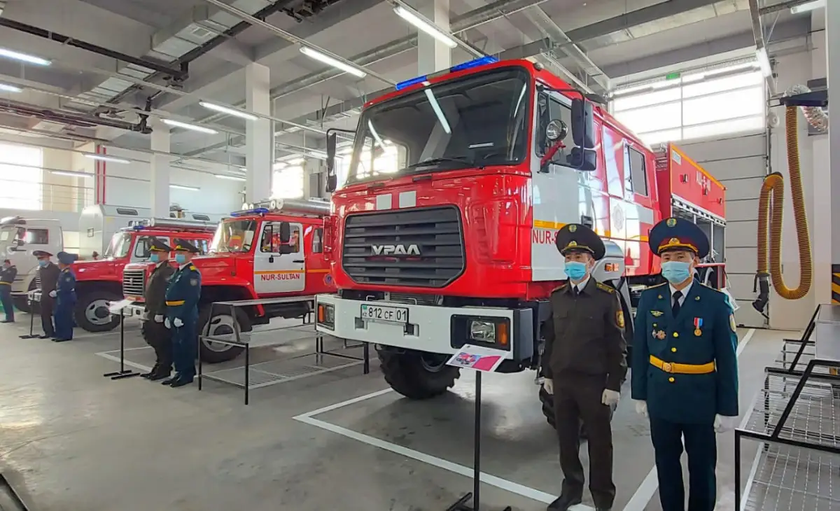 В Нур-Султане открыли новое пожарное депо и вручили ключи спасателям от служебных квартир
