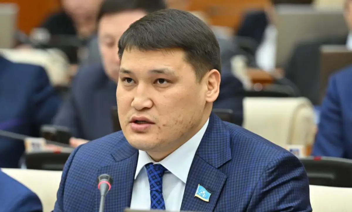 Мажилис досрочно прекратил полномочия Руслана Берденова