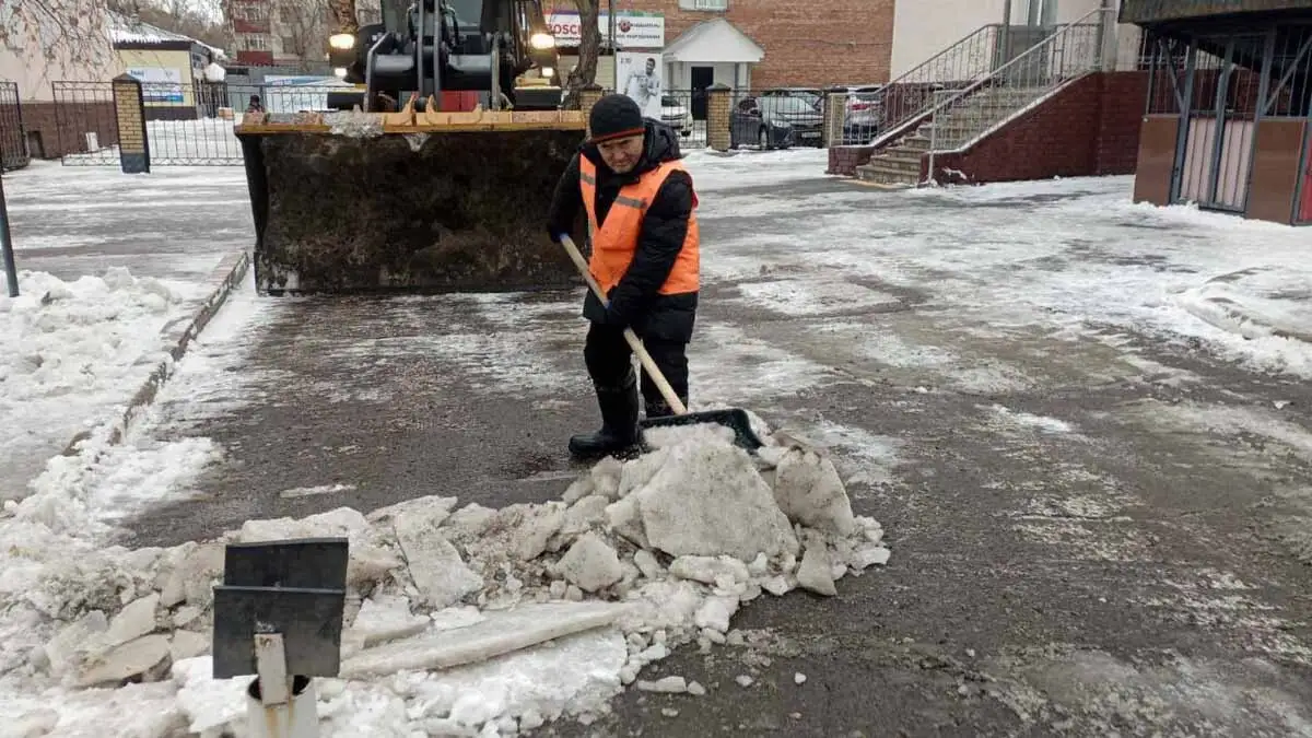 Почти 3 000 коммунальщиков убирают снег и лед в Астане