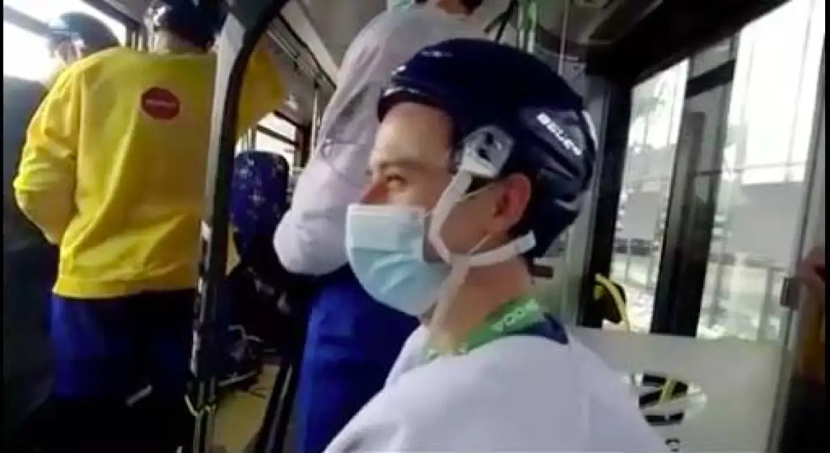 ЧМ в Латвии: игроки сборной Казахстана мотаются в шаттлах в полной форме и в масках