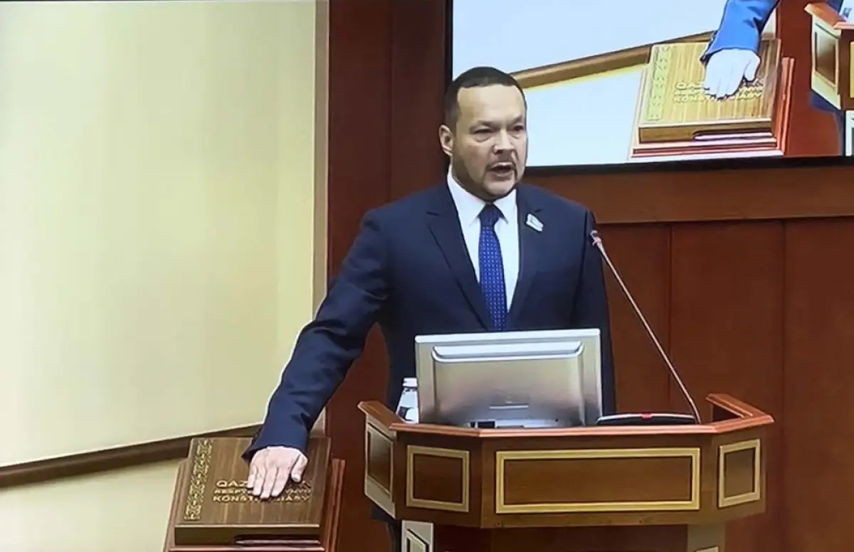 Депутат  Авершин принес присягу в Мажилисе