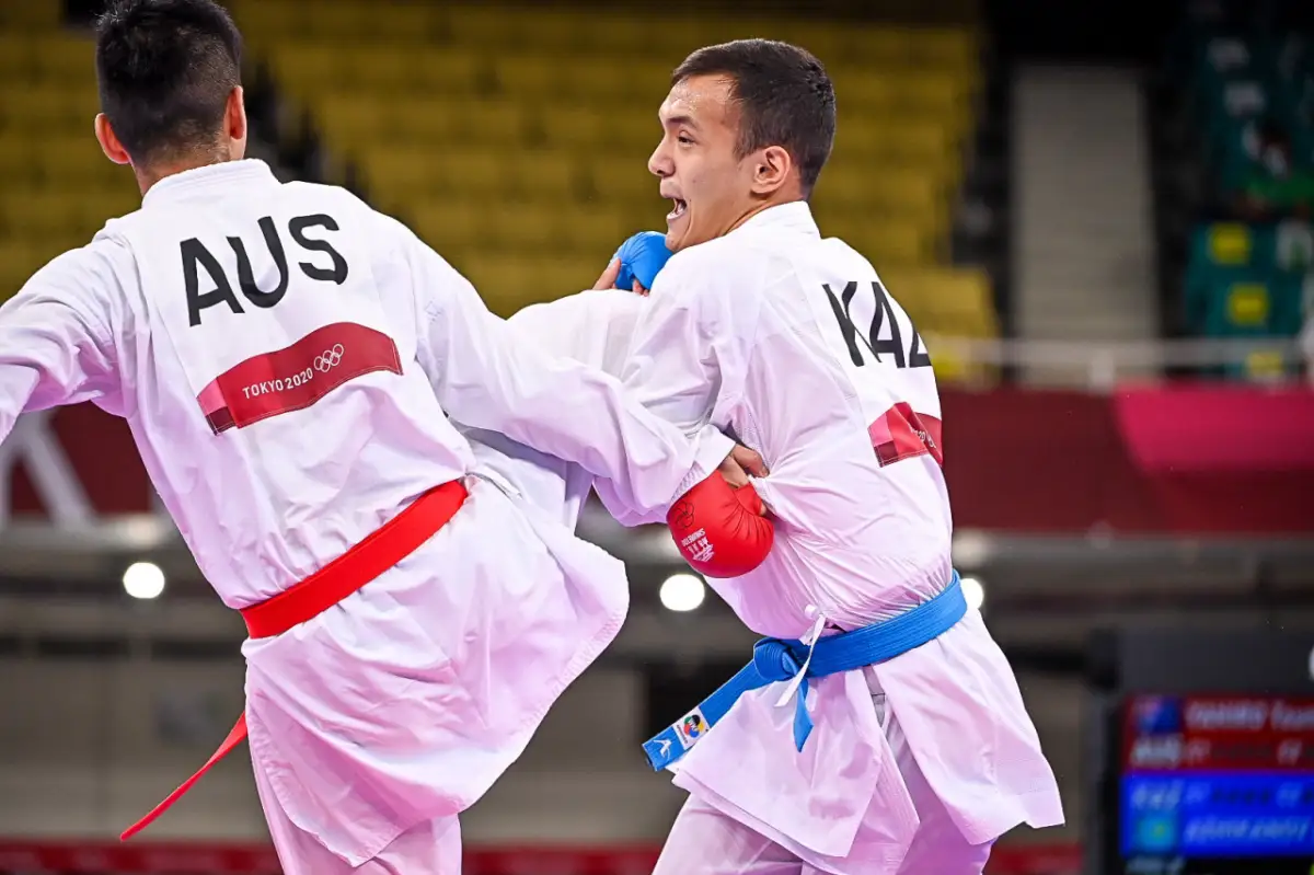 Каратист Ажиканов в упорном поединке уступил азербайджанцу Агаеву