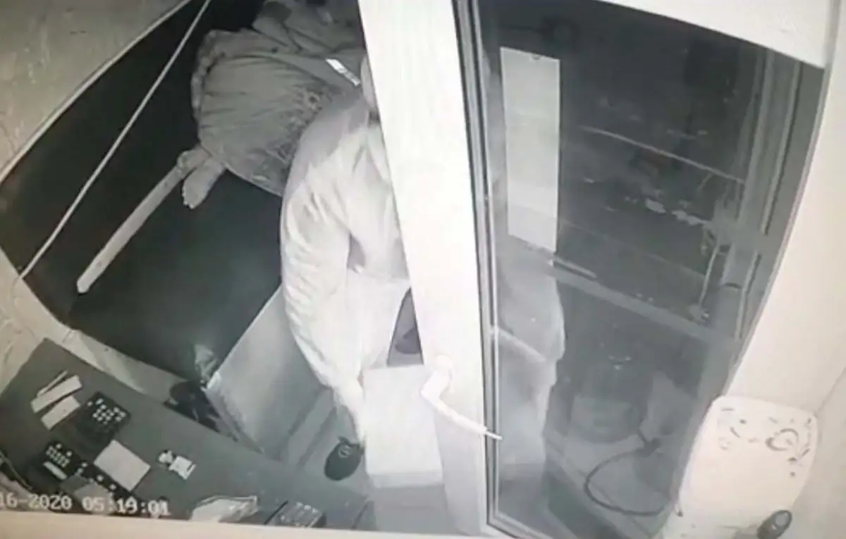 В Нур-Султане вор-рецидивист украл кассу с деньгами на АЗС. Видео