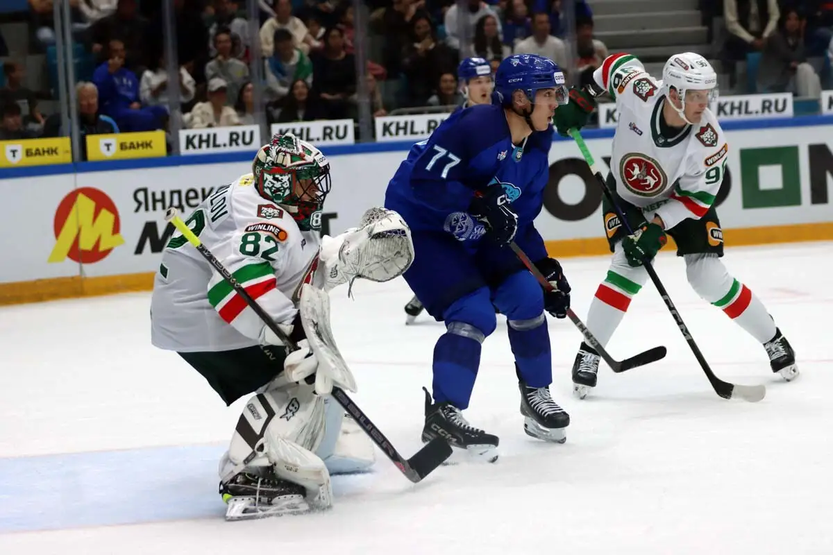 "Барыс" уступил "Ак Барсу"