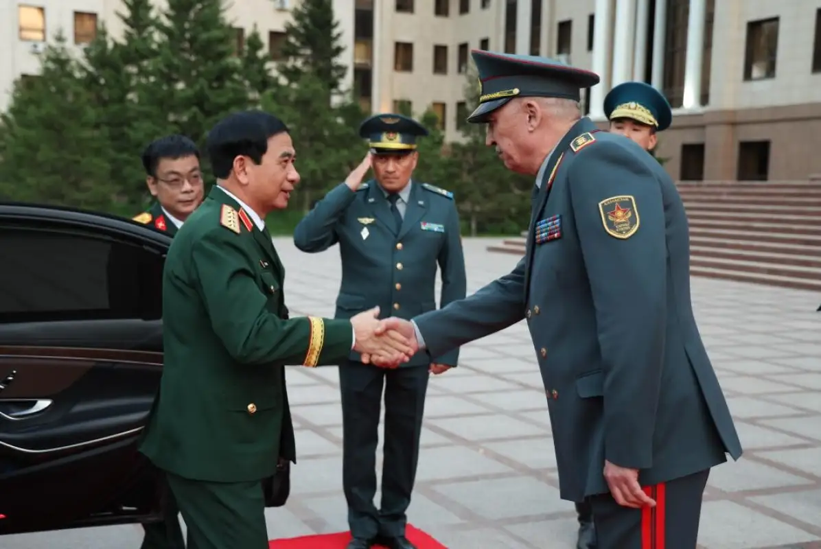 Министры обороны Казахстана и Вьетнама обсудили вопросы сотрудничества