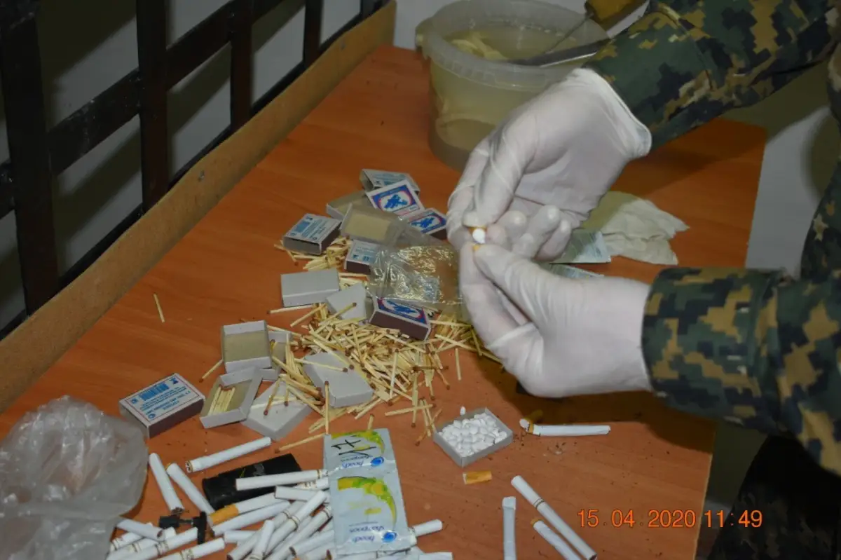 В Западно-Казахстанской области зэку прислали таблетки в фильтре сигарет