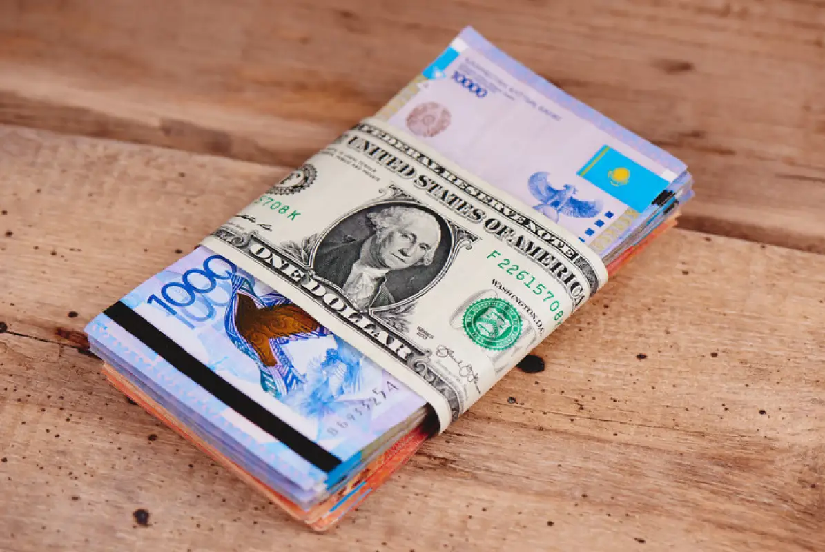 В Нацбанке объяснили, что сдерживает падение тенге